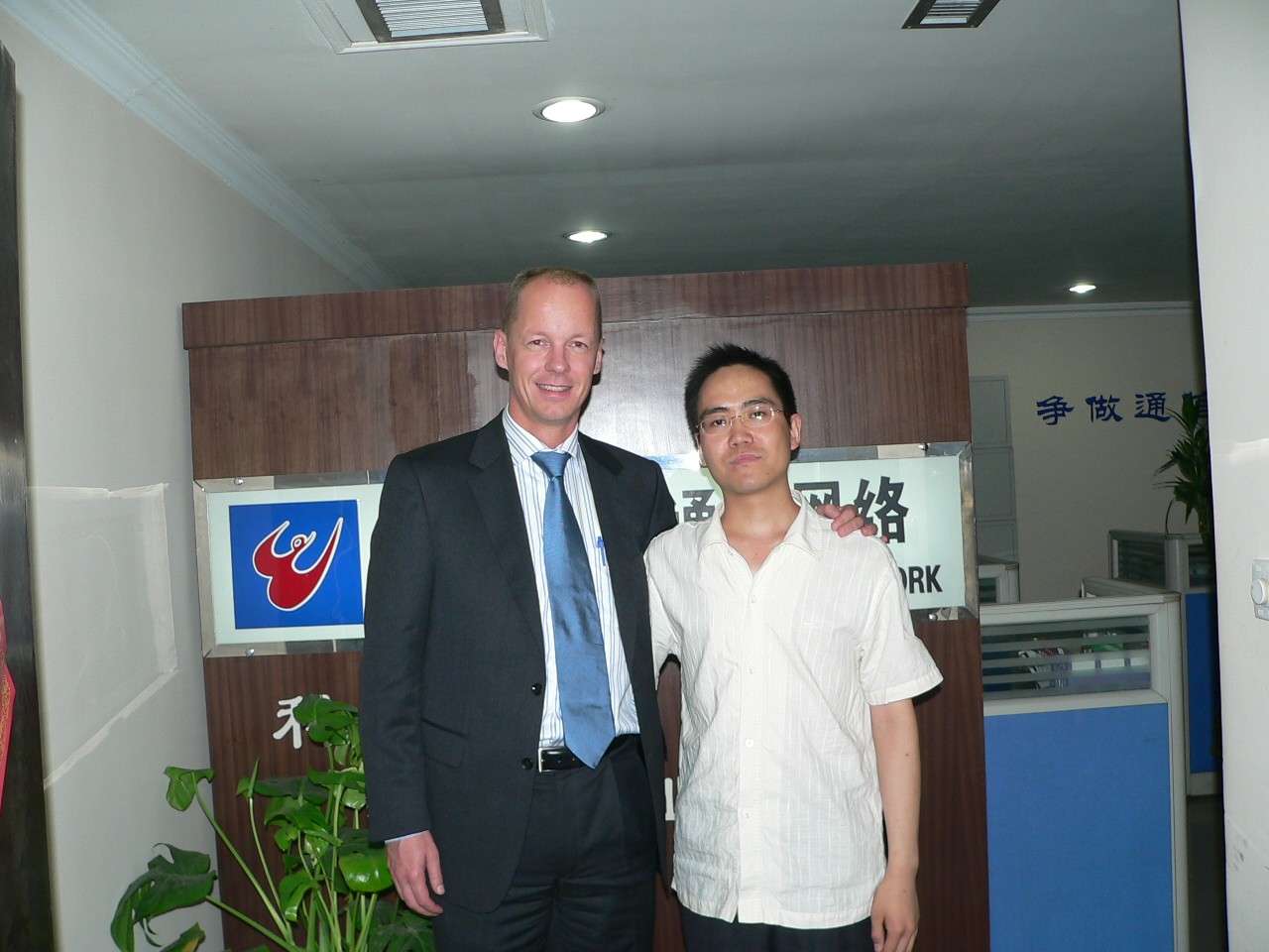 1716535873932861.jpg 2005年9月18日李国栋和荷兰智丰科技销售总监在一起.JPG